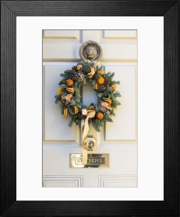 Framed Print : A Christmas wreath on the front door of a house in Bath, Somerset, England