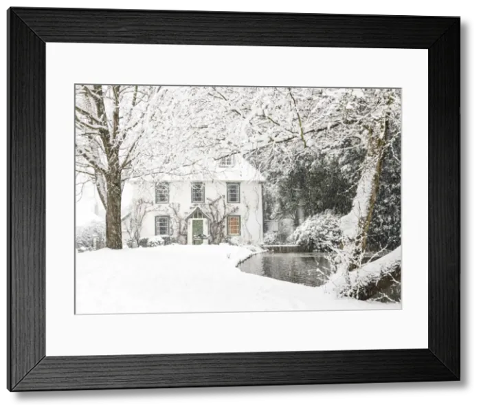 Framed Print : Laurel Farmhouse, built in 1650, in the snowstorm, Totteridge, London, England Framed Print : Laurel Farmhouse, built in 1650, in the snowstorm, Totteridge, London, England