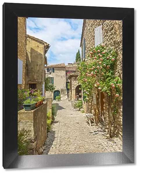 Alley at Seguret, Seguret, Vaucluse, Provence-Alpes-Cotes d'Azur, France