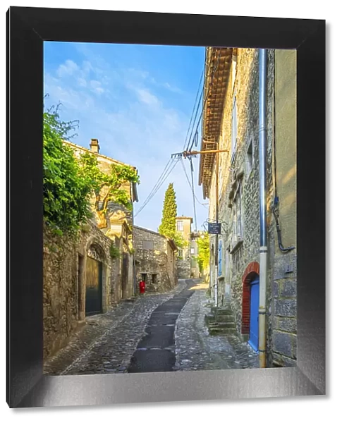 Alley in the medievial town of Vaison-la-Romaine, Vaison-La-Romaine, Vaucluse, Provence-Alpes-Cotes d'Azur, France