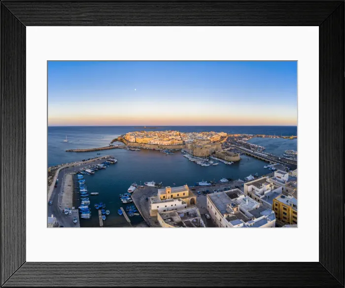 Framed Print : Italy. Apulia (Puglia). Salento, Gallipoli, Old walled town Framed Print : Italy. Apulia (Puglia). Salento, Gallipoli, Old walled town