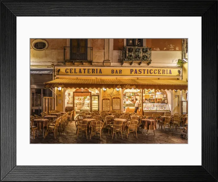 Framed Print : Cafe in the old town of Capri, Gulf of Naples, Campania, Italy Framed Print : Cafe in the old town of Capri, Gulf of Naples, Campania, Italy