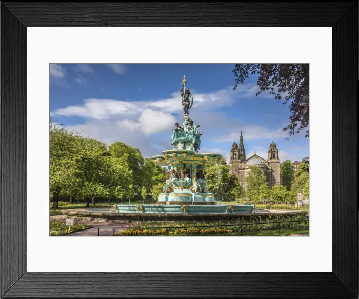 Framed Print : Ross Fountain with the Parish Church of St. Cuthbert in Princes Street Gardens, Edinburgh
