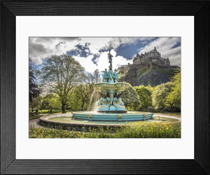 Framed Print : Ross Fountain in Princes Street Gardens with Edinburgh Castle, Edinburgh Framed Print : Ross Fountain in Princes Street Gardens with Edinburgh Castle, Edinburgh