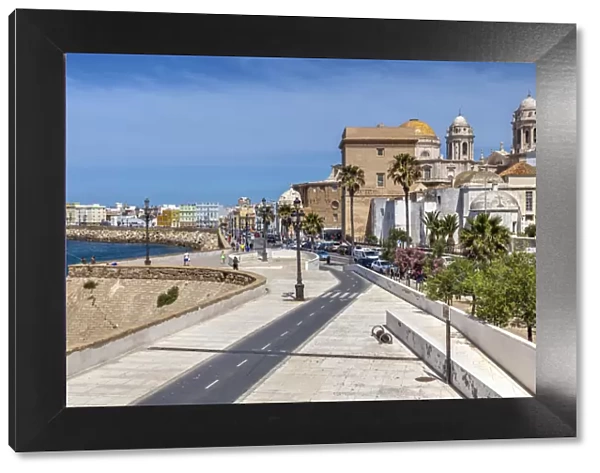 Old town skyline and corniche, Cadiz, Andalusia, Spain