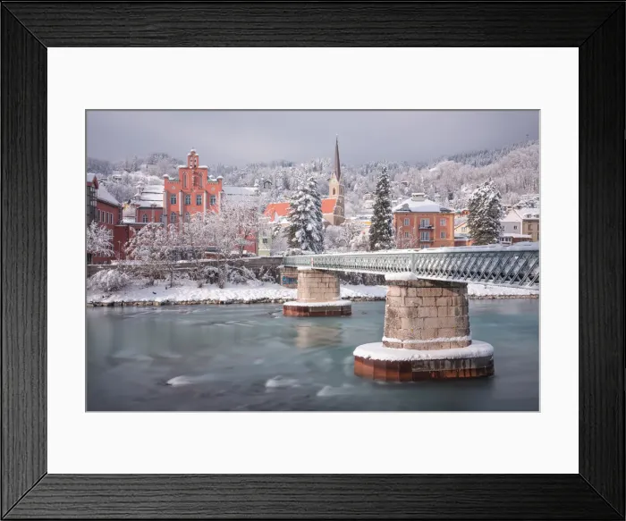 Framed Print : The snow covered Emile-Béthouart-Steg with the Sankt Nikolaus district in the background, Innsbruck, Tyrol, Austria Framed Print : The snow covered Emile-Béthouart-Steg with the Sankt Nikolaus district in the background, Innsbruck, Tyrol, Austria