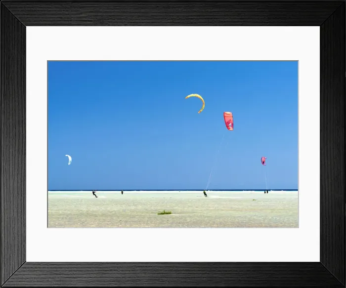 Framed Print : People enjoying kitesurfing at Sotavento beach (Playa de Sotavento de Jandia)