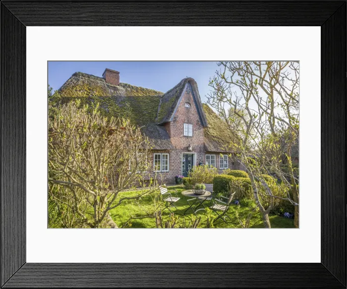 Framed Print : Historic thatched roof house in Tinnum, Sylt, Schleswig-Holstein, Germany Framed Print : Historic thatched roof house in Tinnum, Sylt, Schleswig-Holstein, Germany