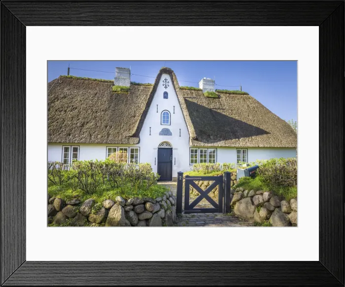 Framed Print : Thatched-roof house with Friesenwall in Kampen, Sylt, Schleswig-Holstein, Germany Framed Print : Thatched-roof house with Friesenwall in Kampen, Sylt, Schleswig-Holstein, Germany