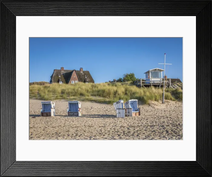Framed Print : Beach chairs and thatched roof house on the east beach of List, Sylt, Schleswig-Holstein Framed Print : Beach chairs and thatched roof house on the east beach of List, Sylt, Schleswig-Holstein