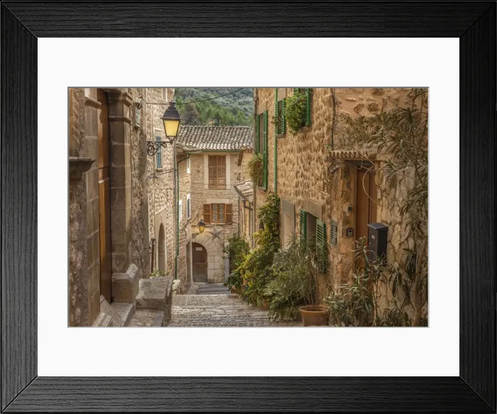 Framed Print : Old town alley in the village of Fornalutx, Mallorca, Spain