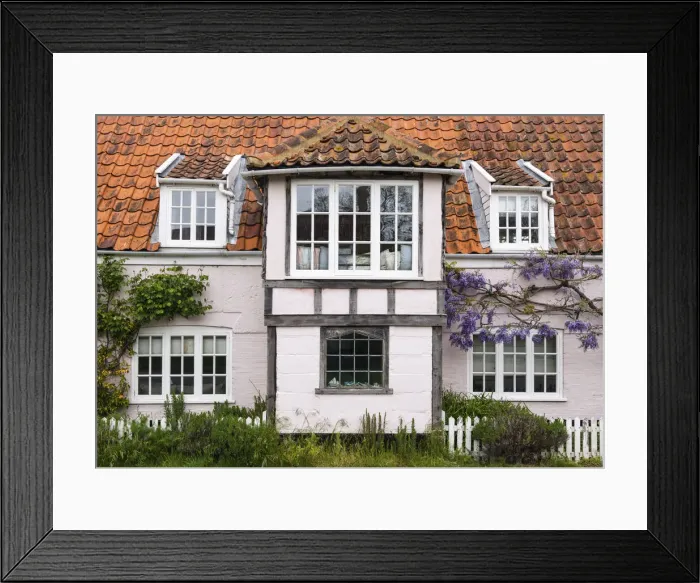 Framed Print : Traditional cottage in Walberswick, Suffolk, England Framed Print : Traditional cottage in Walberswick, Suffolk, England