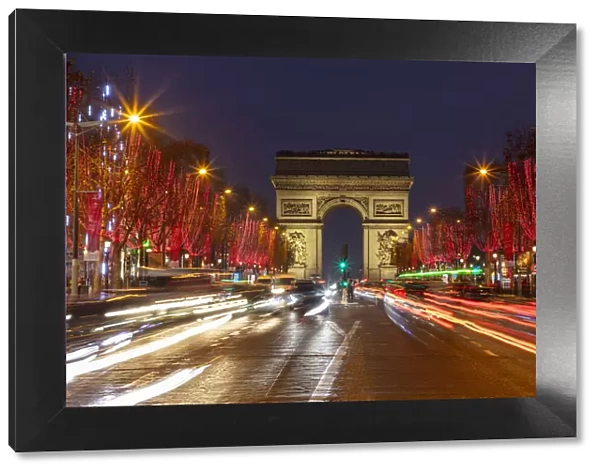 France, Paris, Arc de Triomphe, Avenue de Champs-Elysee at Christmas