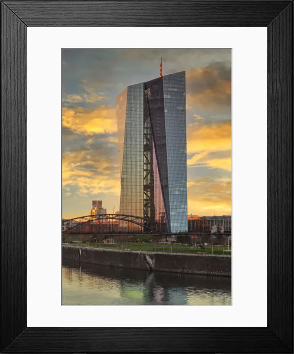 Framed Print : Blick über den Main zur Europaischen Zentralbank, Frankfurt, Hessen, Deutschland Framed Print : Blick über den Main zur Europaischen Zentralbank, Frankfurt, Hessen, Deutschland