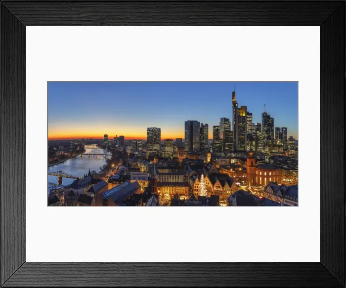 Framed Print : Weihnachtsmarkt auf dem Romer mit Schirn Kunsthalle und Skyline von Frankfurt am Main, Hessen, Deutschland Framed Print : Weihnachtsmarkt auf dem Romer mit Schirn Kunsthalle und Skyline von Frankfurt am Main, Hessen, Deutschland