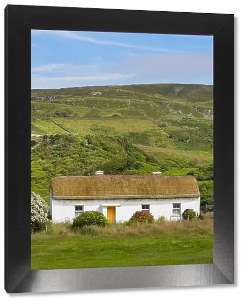Ireland, County Donegal, Glencolumbkille (Glencolmcille), Traditional cottage in rural setting