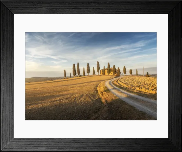 Framed Print : A lonely countryhouse just outside Pienza in Val d Orcia takes the last light of the day. Tuscany, Italy Framed Print : A lonely countryhouse just outside Pienza in Val d Orcia takes the last light of the day. Tuscany, Italy