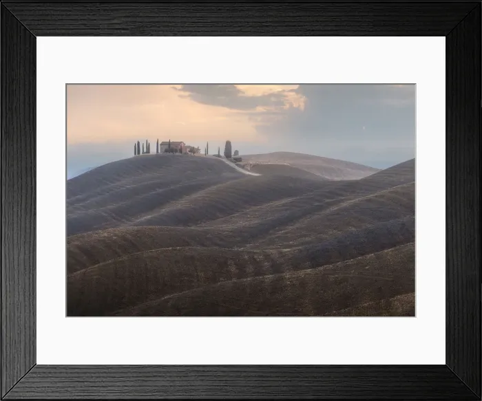 Framed Print : A hazy sunset creates a peaceful atmosphere across the rolling hills and the lonely farmhouse in the background. Crete Senesi, Tuscany, Italy Framed Print : A hazy sunset creates a peaceful atmosphere across the rolling hills and the lonely farmhouse in the background. Crete Senesi, Tuscany, Italy