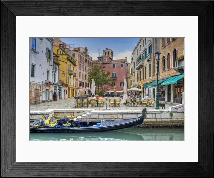 Framed Print : Tourists seated in an outdoor cafe in a small square of Venice, Veneto, Italy Framed Print : Tourists seated in an outdoor cafe in a small square of Venice, Veneto, Italy