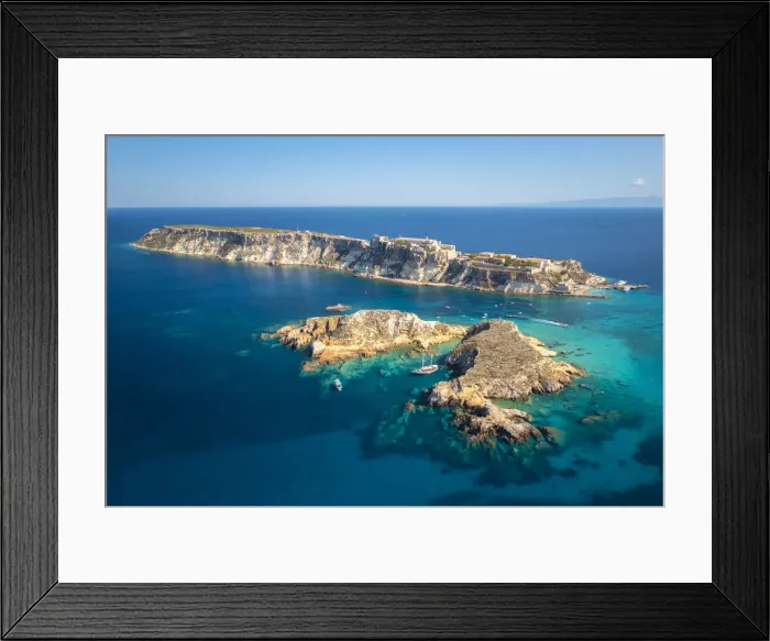Framed Print : Archipelago of Cretaccio and Isola san Nicola from Isola san Domino. Tremiti Islands, Foggia district, Puglia, Italy