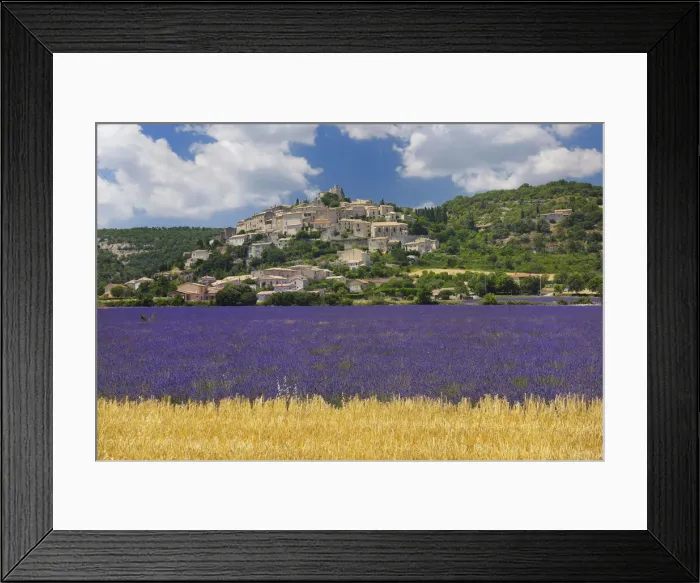 Framed Print : Lavendelfeld und Dorf Simiane la-Rotonde, Lavender (Lavendula augustifolia), Simiane la-Rotonde, Alpes-de-Haute-Provence, Provence-Alpes-Cote d Azur, Provence, France Framed Print : Lavendelfeld und Dorf Simiane la-Rotonde, Lavender (Lavendula augustifolia), Simiane la-Rotonde, Alpes-de-Haute-Provence, Provence-Alpes-Cote d Azur, Provence, France
