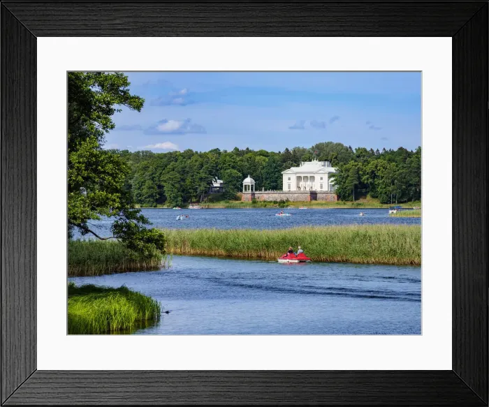 Framed Print : View over Lake Galve towards Uzutrakis Manor, Trakai, Lithuania