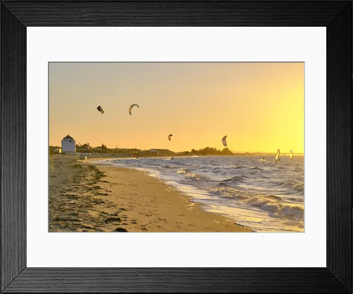 Framed Print : Praia dos Moinhos (Beach of the Windmills) and Tagus river with kite surfers. Alcochete, Portugal