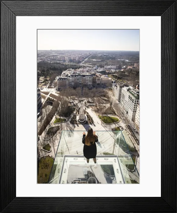 Framed Print : Spagna - Madrid. Piattaforma sospesa nel vuoto sulla terrazza panoramica dell'Hotel Riu Framed Print : Spagna - Madrid. Piattaforma sospesa nel vuoto sulla terrazza panoramica dell'Hotel Riu