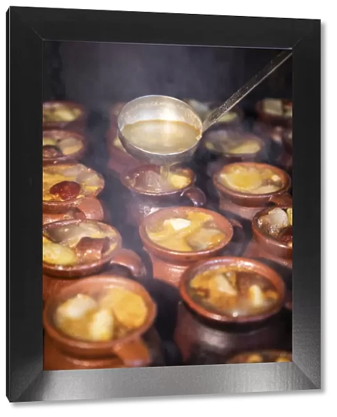 Spagna - Madrid. I tipici 'Pucheros' per il Cocido Madrileno sulla piastra di carbone presso il ristorante Taberna La Bola