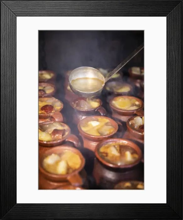 Framed Print : Spagna - Madrid. I tipici Pucheros per il Cocido Madrileno sulla piastra di carbone presso il ristorante Taberna La Bola Framed Print : Spagna - Madrid. I tipici Pucheros per il Cocido Madrileno sulla piastra di carbone presso il ristorante Taberna La Bola