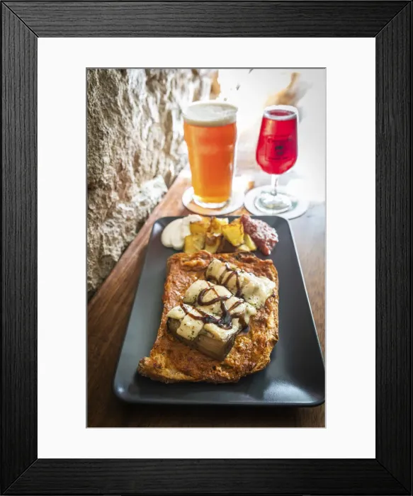 Framed Print : Spain, Catalonia, Barcelona, Sants, Homo Sibaris, Local toast with craft beers Framed Print : Spain, Catalonia, Barcelona, Sants, Homo Sibaris, Local toast with craft beers