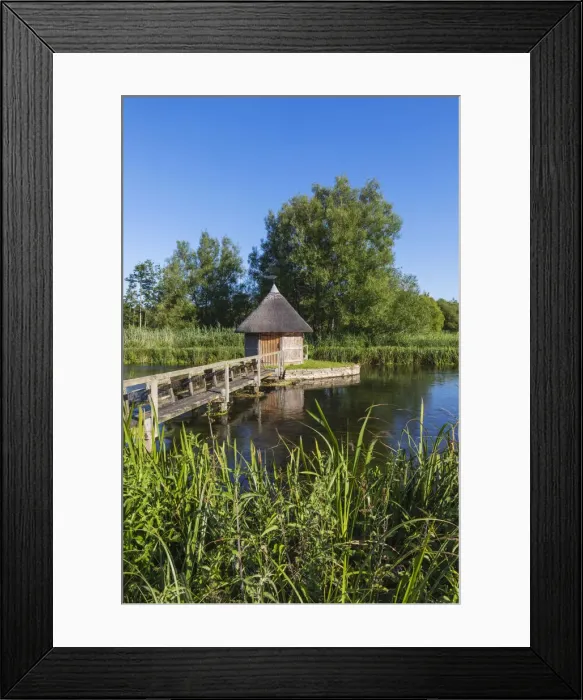 Framed Print : England, Hampshire, Test Valley, Stockbridge, Longstock, Leckford Estate, River Test and Traditional Thatched Fishermans Hut