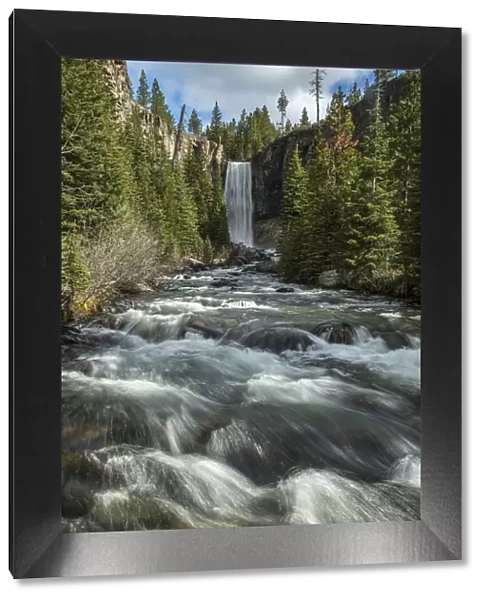 USA, Oregon, Deschutes National Forest, Bend, Tuamlo Falls