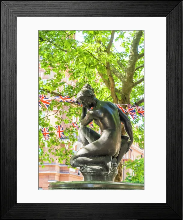 Framed Print : Venus fountain statue, Sloane Square, London, England, UK Framed Print : Venus fountain statue, Sloane Square, London, England, UK