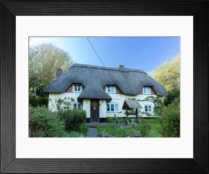 Framed Print : Thatched roof cottage, Wherwell UK