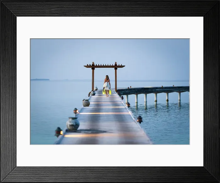 Framed Print : Maldives, Ari Atoll, Moofushi Resort, A tourist walks on the deck to Water Willas