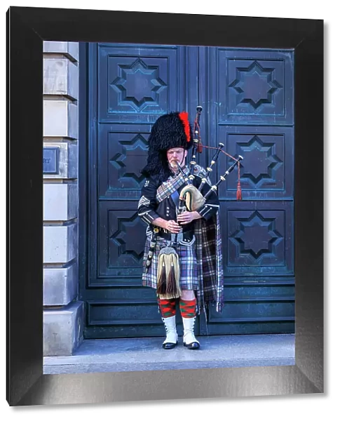 Bagpipe player on the Royal Mile, Edinburgh, Scotland, UK