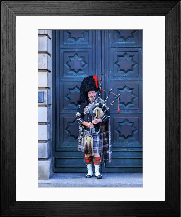 Framed Print : Bagpipe player on the Royal Mile, Edinburgh, Scotland, UK Framed Print : Bagpipe player on the Royal Mile, Edinburgh, Scotland, UK