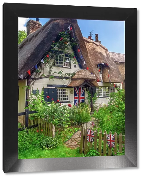 UK, England, Cambridgeshire, Houghton, Traditional thatched cottage