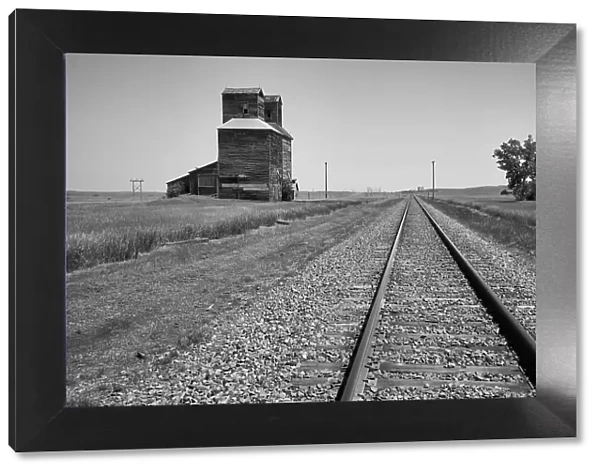 USA, Great Plains, North Dakota, railroad track and abandoned grain silo
