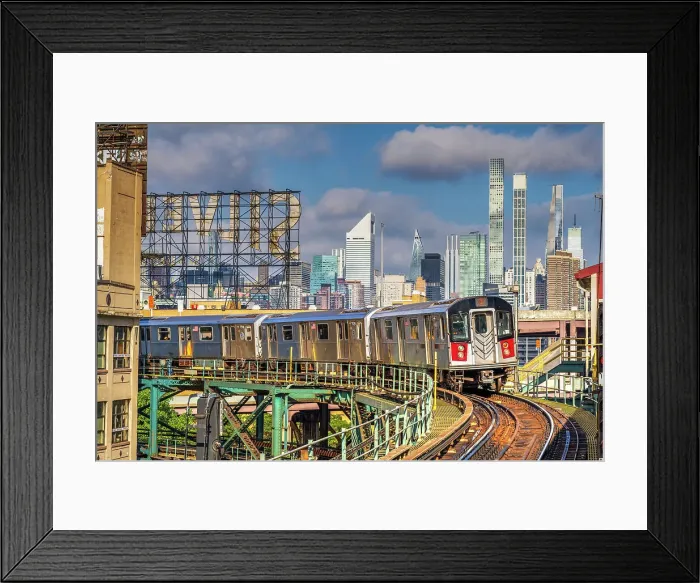 Framed Print : Line 7 subway train with the scenic Manhattan skyline in the background, Queens, New York, USA Framed Print : Line 7 subway train with the scenic Manhattan skyline in the background, Queens, New York, USA