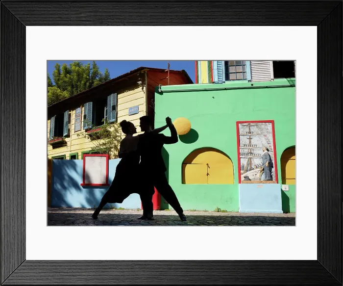 Framed Print : A couple of Tango dancers in the Caminito de La Boca, Buenos Aires, Argentina. (MR) Framed Print : A couple of Tango dancers in the Caminito de La Boca, Buenos Aires, Argentina. (MR)