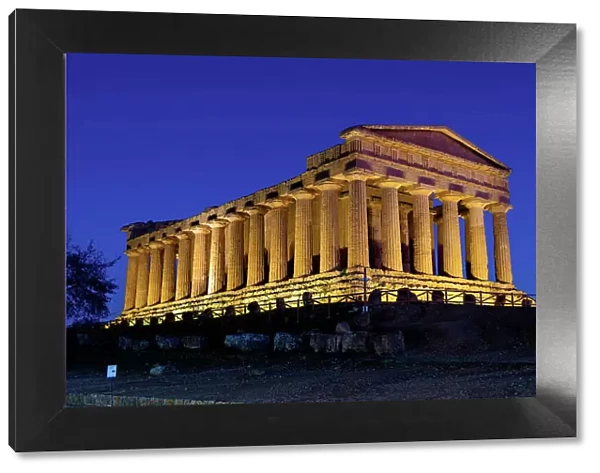 Temple of Concordia at dusk, Temples Valley, (Valle dei Templi) Agrigento, Sicily, Italy, Europe