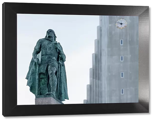Europe, Iceland, Reykjavik: Leif Erikson statue in front of Hallgr√≠mskirkja