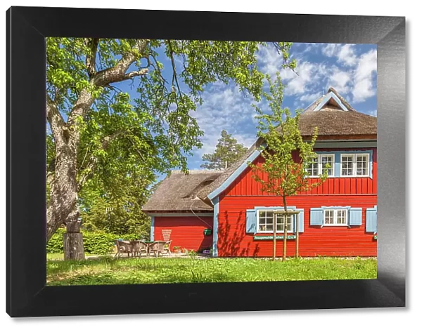 Historic thatched cottage in Prerow, Mecklenburg-West Pomerania, Baltic Sea, Northern Germany, Germany