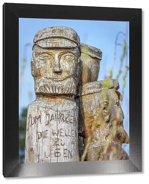 Carved figures of fishermen in Zingst, Mecklenburg-West Pomerania, Baltic Sea, North Germany, Germany