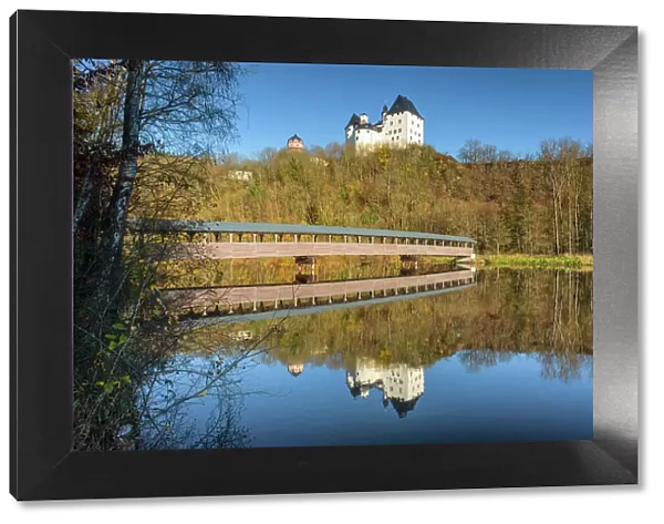 Castle Burgk Castle and covered wooden bridge on the river Saale, Burgk, Thuringian Slate Mountains, Saale-Orla district, Thuringia, Germany