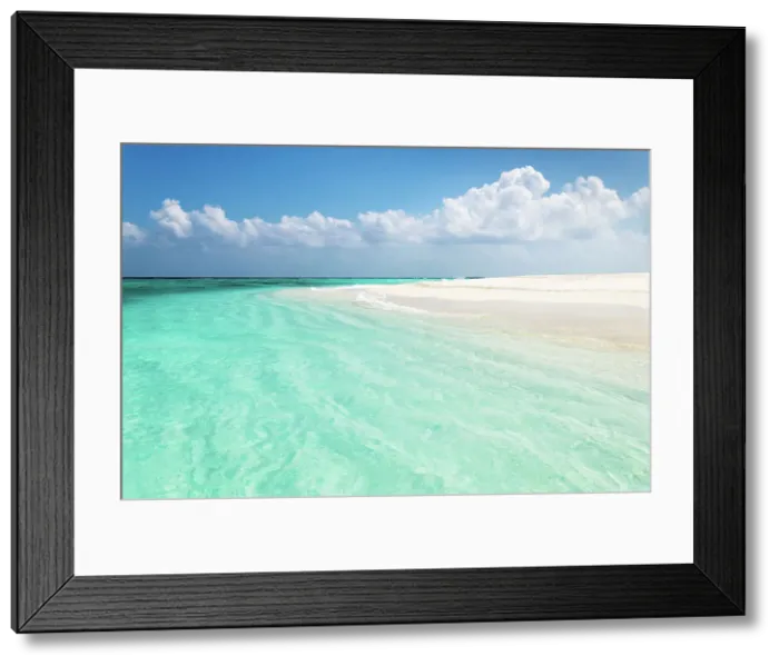 Framed Print : A deserted sandbank in the Indian Ocean, Baa Atoll, Maldives Framed Print : A deserted sandbank in the Indian Ocean, Baa Atoll, Maldives