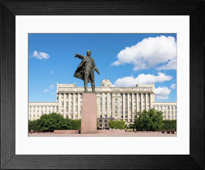 Framed Print : The monument to Vladimir Lenin in front of the House of Soviets (Dom Sovetov) on Moscow Square (Moskovskaya Ploshchad), Saint Petersburg, Russia