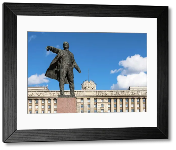 Framed Print : The monument to Vladimir Lenin in front of the House of Soviets (Dom Sovetov) on Moscow Square (Moskovskaya Ploshchad), Saint Petersburg, Russia Framed Print : The monument to Vladimir Lenin in front of the House of Soviets (Dom Sovetov) on Moscow Square (Moskovskaya Ploshchad), Saint Petersburg, Russia